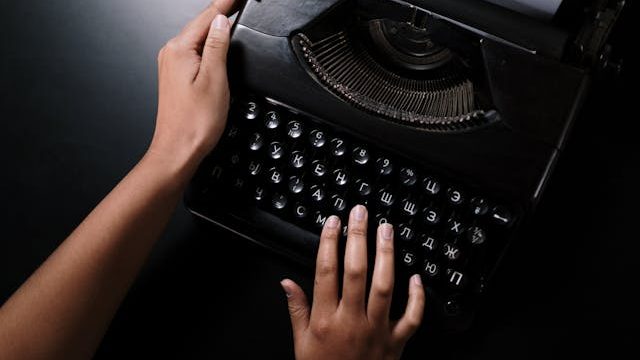 Ilustrasi Mengerjakan Jurnal (img: pexels.com by cottonbro)