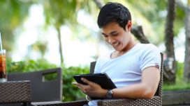Ilustrasi Menggunakan Tablet (img: pexels.com by pixabay)