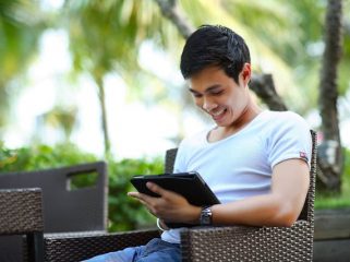 Ilustrasi Menggunakan Tablet (img: pexels.com by pixabay)