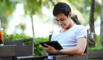 Ilustrasi Menggunakan Tablet (img: pexels.com by pixabay)