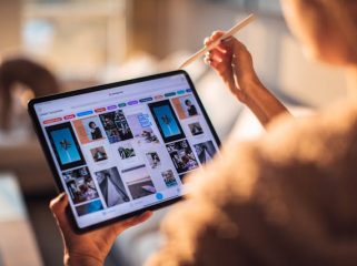Ilustrasi Tablet (img: pexels.com by roberto nickson)