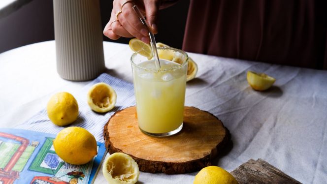 
Manfaat Konsumsi Air Lemon di Pagi Hari