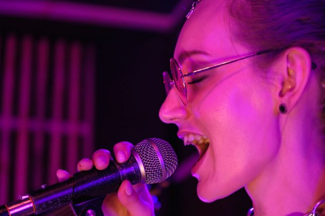 
Daftar Lagu untuk Karaoke Bersama Teman