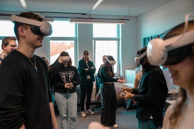
Mengenal Teknologi Virtual Reality dan Penggunaannya