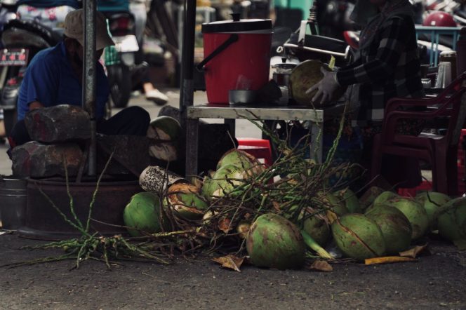 
Manfaat Minum Air Kelapa bagi Tubuh