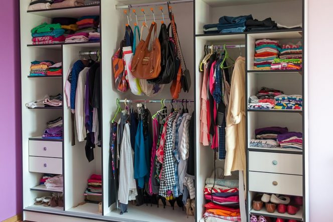 
Cara Menata Lemari Kecil Agar Muat Lebih Banyak Barang