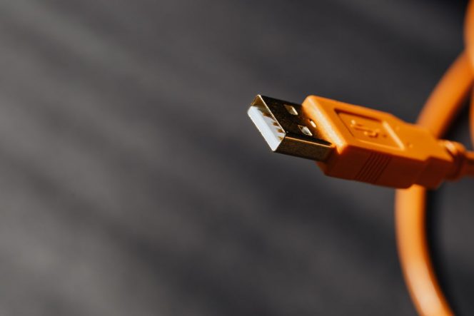 
Perbedaan USB C, Thunderbolt, dan Port Lightning.